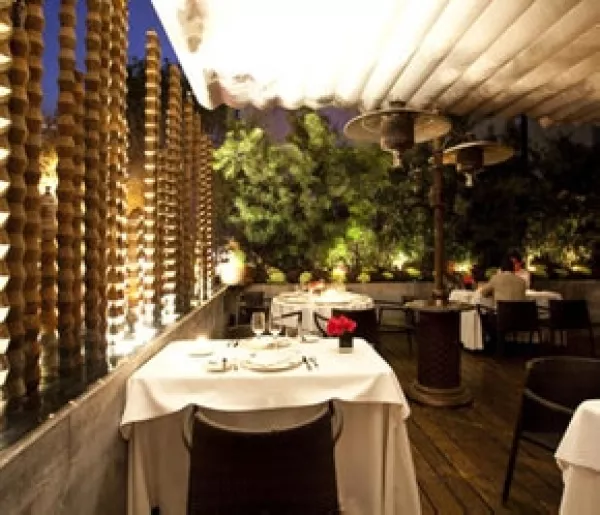 Este verano nuestra recomendación en cuanto a cocina de excelencia se trata es este restaurante en el que los mejores chefs, Sonia y Jared, ponen la magia gastronómica.