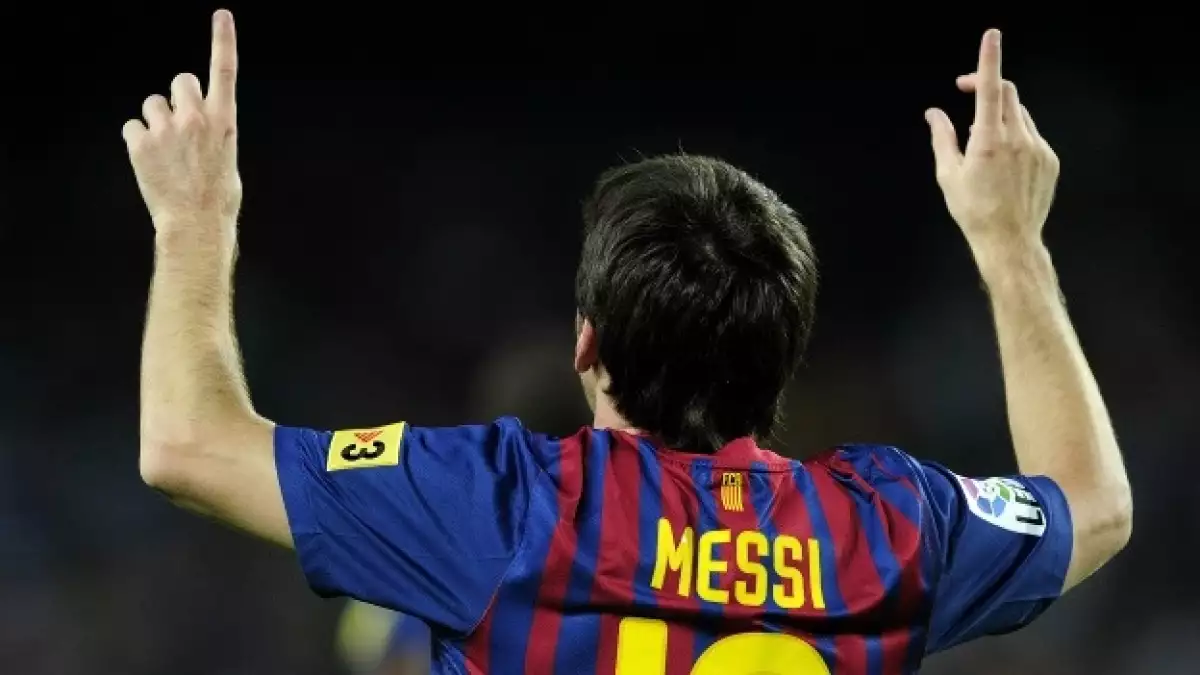 messi de espaldasen un juego