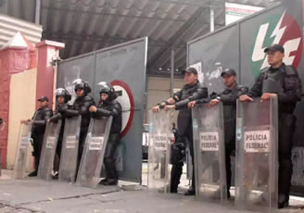 La Policía Federal resguarda las instalaciones de LyFC desde el sábado por la noche. (Foto: Notimex)
