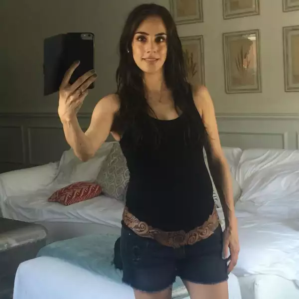 Shorts y prendas oscuras le dieron el toque súper chic al embarazo de Sandra.