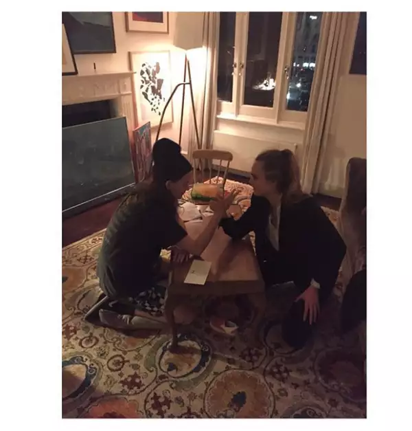 Eliot es amiga de Cara Delevingne, al igual que de las famosas cantantes Lykke Li y La Roux.