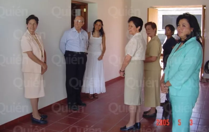 El en blog 'Los políticos también lloran' del periodista Alberto Tavira en Quién.com revela dos fotos donde aparece la madre, el padre y la hija.