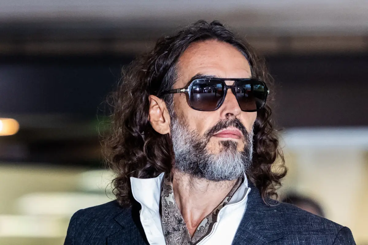 El actor Russell Brand era un “depredador sexual”, afirma Fiscalía en juicio 