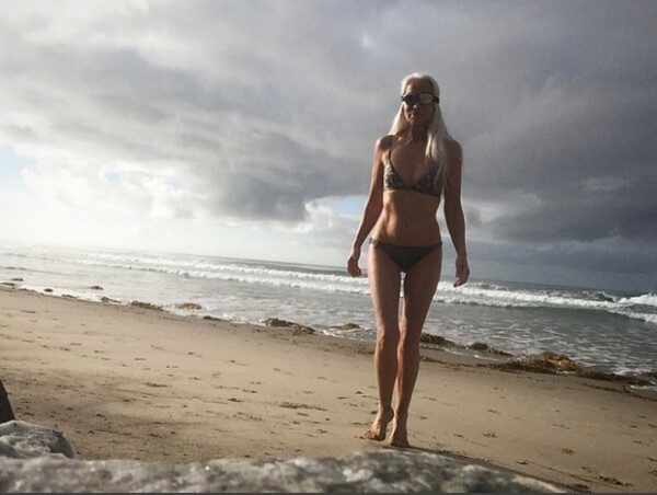 Yazemeenah Rossi ama la playa y le gusta caminar a diario a la orilla del mar antes de caminar.