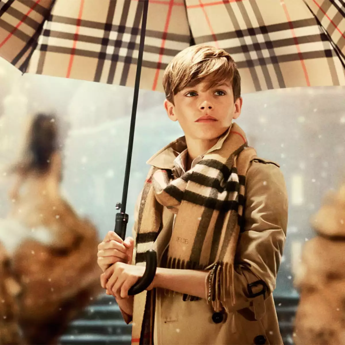 Romeo Beckham en su campaña para Burberry.