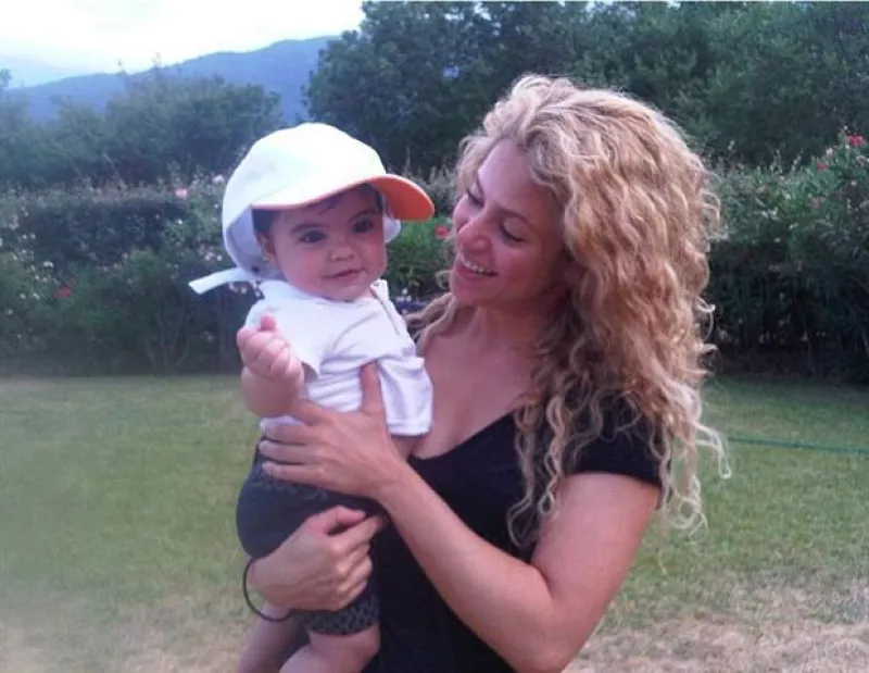 La cantante colombiana compartió esta linda fotografía a lado de su hijo teniendo como fondo flores y arbustos.