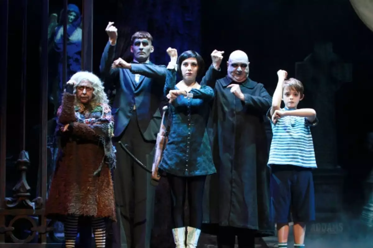 El musical se divide en dos actos, llenos de baile, canciones y diversión.