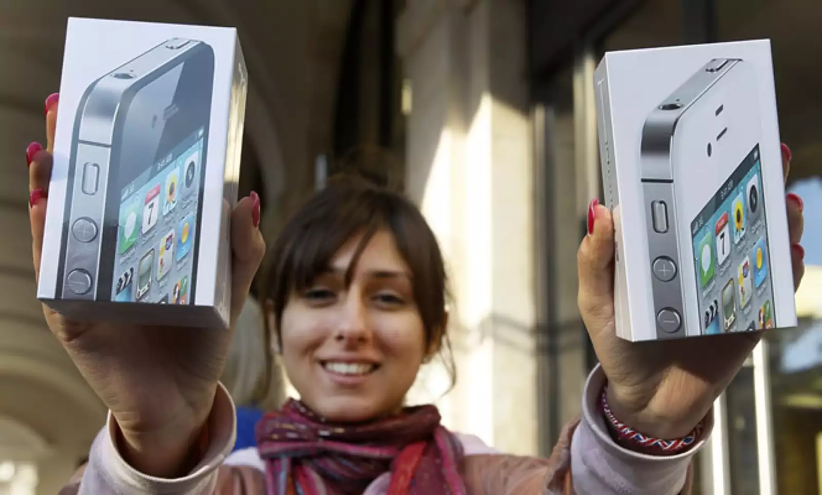Amy Shoaw, la primera compradora en la tienda oficial de la firma de la manzana en Londres, adquirió los dos modelos.