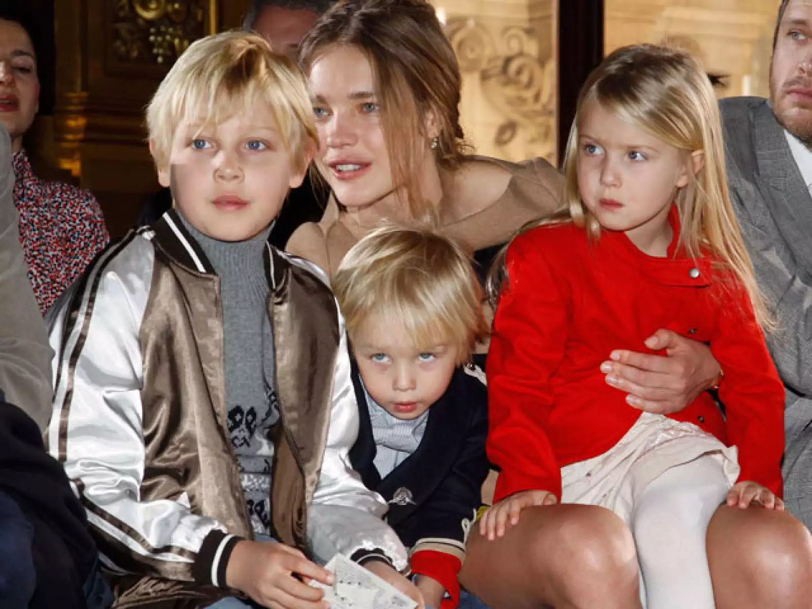 La modelo Natalia Vodianova acudió al desfile de Stella McCartney acompañada de sus hijos Lucas Alexander, Victor y Neva.