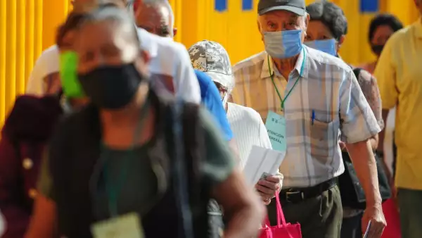 Refuerzo de vacuna COVID en CDMX (Fila de adultos mayores para ingresar a la prepa 9 y vacunarse contra el Covid-19)