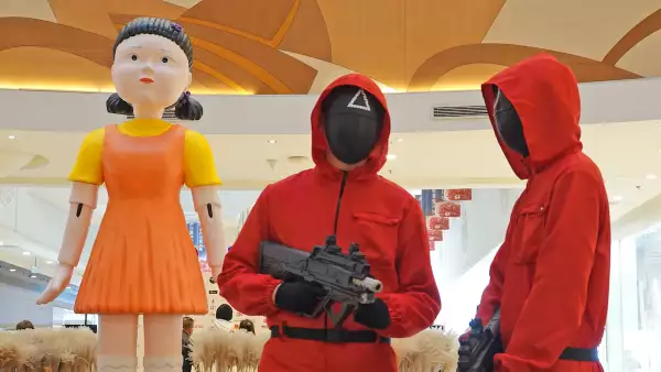 Shopping Mall Staff Cosplay Squid Game Characters In Yantai