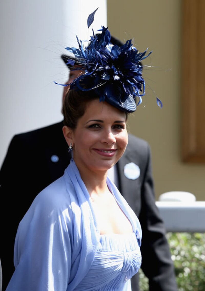 La princesa Haya bint Al Hussein, coordinó a la perfección su vestido con un llamativo sombrero de plumas, que en realidad fue de los más discretos del día.