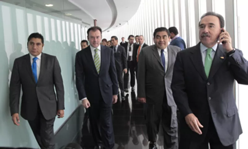 El secretario de Hacienda fue escoltado por el líder de la bancada del PRI, Emilio Gamboa (d), previo a su comparecencia en el Senado (Foto: Notimex)