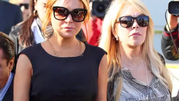 Debido a los problemas financieros de la actriz, se ha visto en la necesidad de vivir con su mamá; ayer que acudió a la corte, se le encontraron dos nuevos tatuajes `con mensajes´.