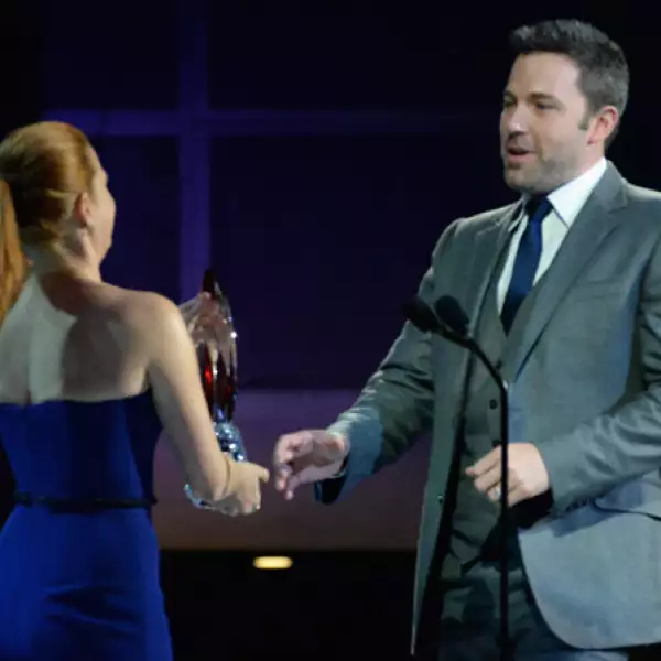 Ben al momento de recibir el premio de manos de su amiga, Amy Adams.