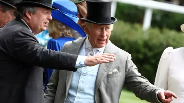 El rey de Gran Bretaña, Carlos III, habla con Francis Brooke en el quinto día de la reunión de las carreras de caballos Royal Ascot en Ascot, al oeste de Londres, el 20 de junio de 2026.