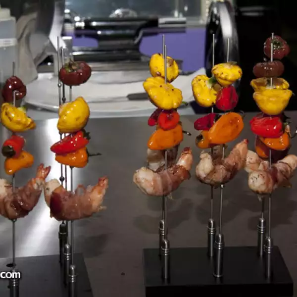 Brochetas de vegetales y camarón con speck