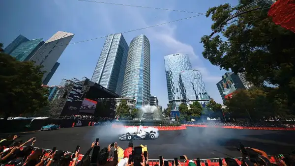 Exhibición del piloto mexicano Sergio 'Checo' Pérez en Paseo de la Reforma el 28 de octubre de 2028.
