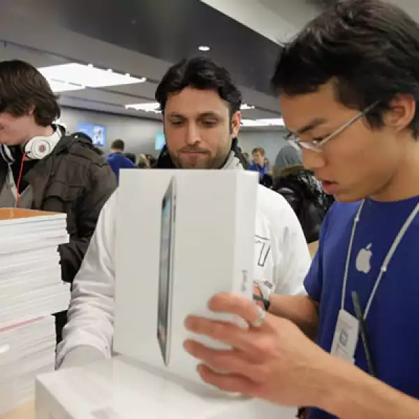 Un ejecutivo de Apple recolecta datos de un nuevo poseedor de la iPad 2.