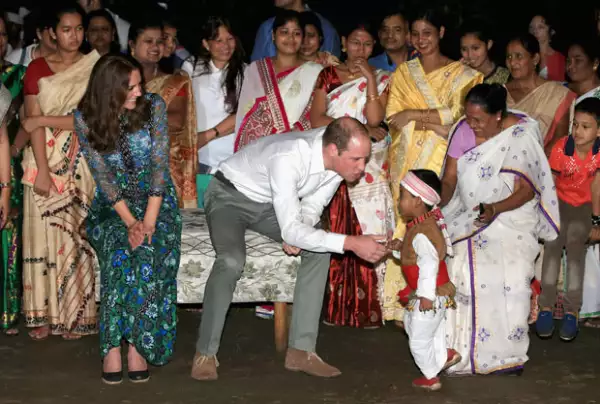 El duque de Cambridge no pudo evitar acercarse al pequeño.