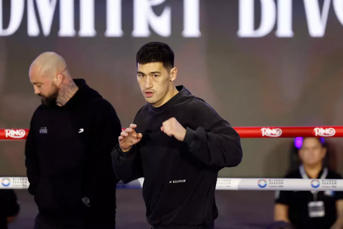 Foto de Dmitry Bivol en posición de combate en una sesión de entrenamiento.