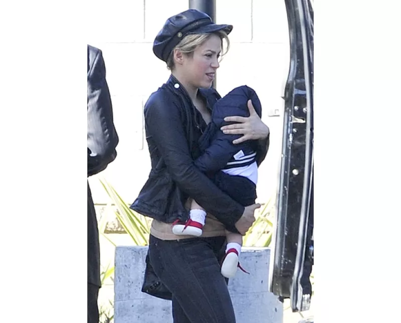 La colombiana tiene la intención de pasar más tiempo con su bebé, por lo que ahora hace que Milan la acompañe a todos lados. Eso sí, los tacones no son ningún problema para ella.