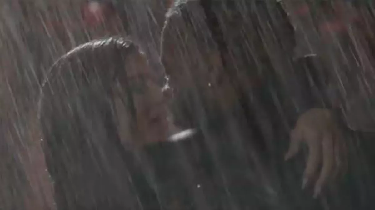 En el video aparece la estrella de reality besando al rapero.