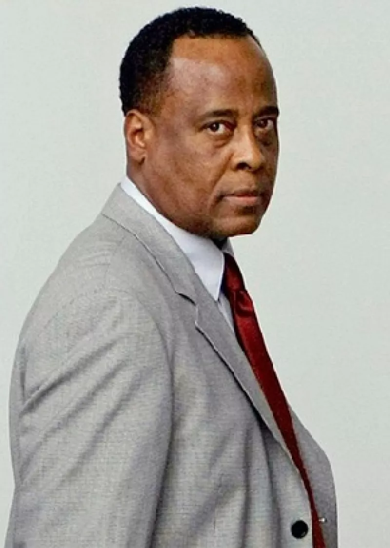 Abogados de Conrad Murray aseguran que éste debe permitírsele que siga ejerciendo la medicina a fin de que pueda pagar su defensa ante los cargos de homicidio que se le imputan.