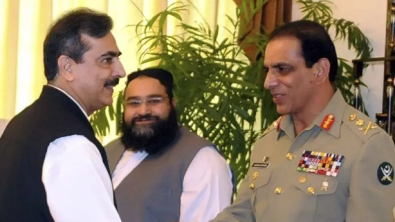 primer ministro y jefe del ejercito de pakistan se estrechan la mano