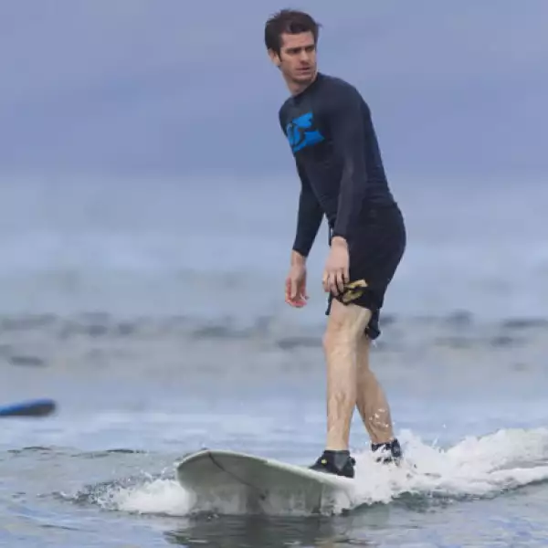 Andrew Garfield, el nuevo Spider-man, surfea en Maui, Hawai.