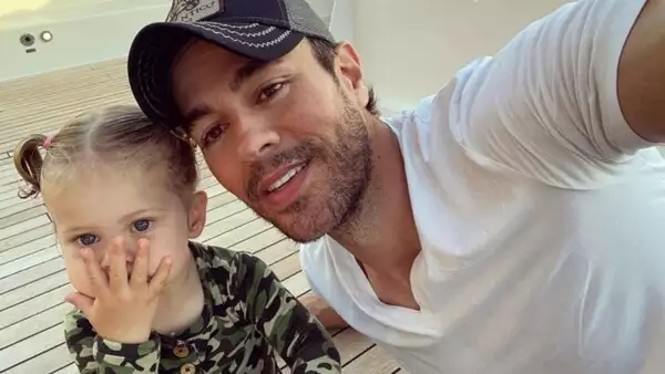 Enrique Iglesias y su hija Mary