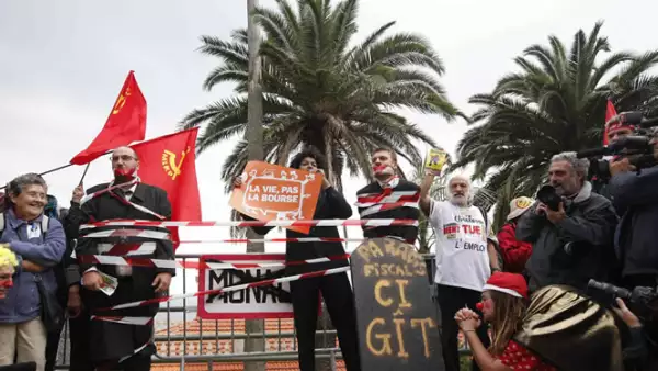 Los manifestantes utilizan máscaras de los líderes europeos para mostrar su descontento