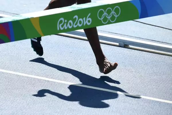 Llegó a la meta descalza.