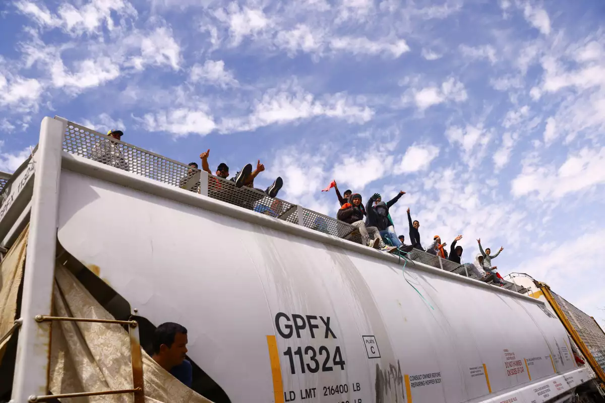 Migrantes suben a trenes para llegar a EU