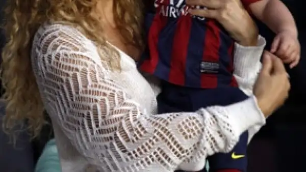 La cantante confesó en el programa de Jimmy Fallon que su hijo está obsesionado con el balón, tanto que le pide a su mamá que juegue con él.