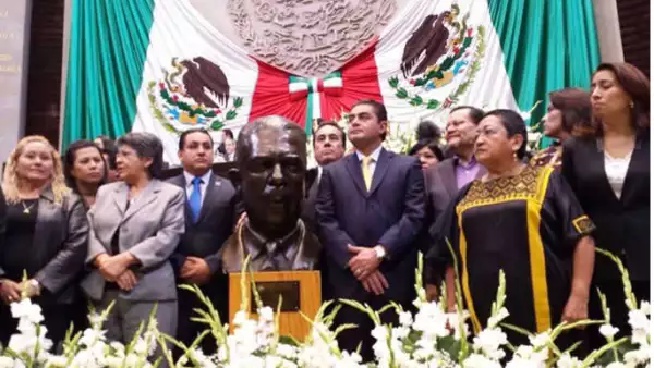 Los legisladores entonaron el himno nacional y recordaron la memoria de Lázaro Cárdenas.