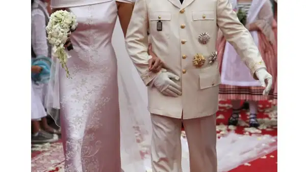 Fueron 2 mil 500 horas de trabajo lo que se llevó en la elaboración del diseño de Giorgio Armani. Cuenta con 40 mil cristales Swarovski, entre otras piedras preciosas.