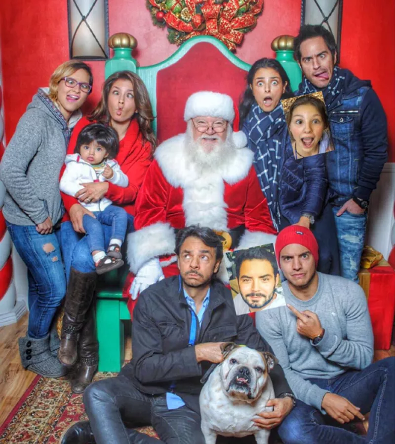 Con gestos y rodeando a Santa Claus, la familia Derbez regala una de las mejores postales navideñas a sus seguidores.