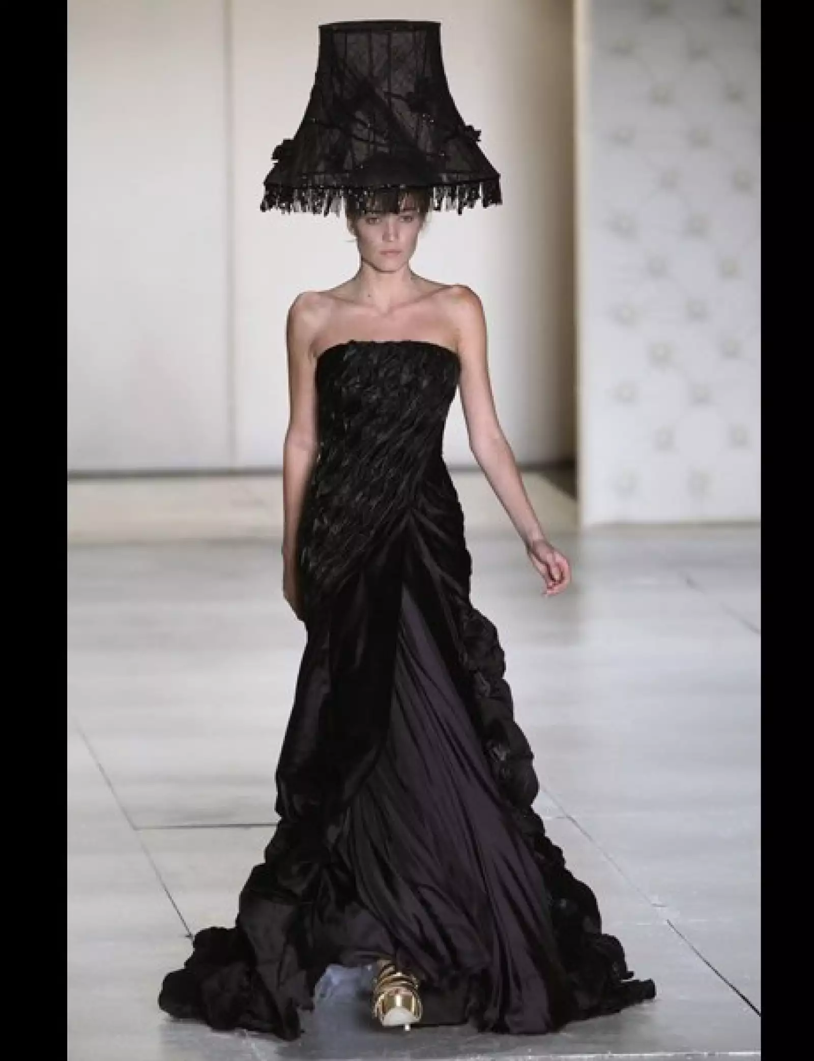 El diseñador Samuel Cirnansck llamó la atención por integrar a las mujeres objetos de la vida cotidiana.