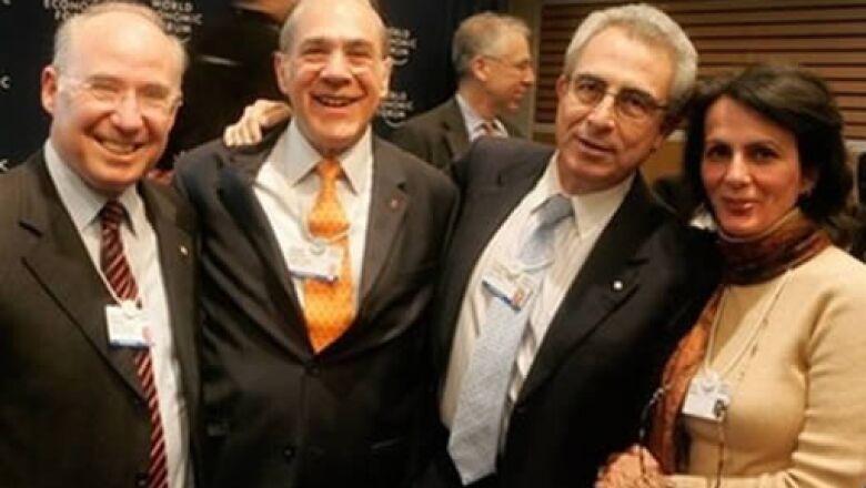 El ex secretario de Hacienda de México, José Ángel Gurría, y el ex Presidente Ernesto Zedillo, coincidieron en el Foro Económico Mundial esta mañana. Aquí los acompañan Jacob Frenkel, vicepresidente del American International Group (izq), e Iris Lavy (der