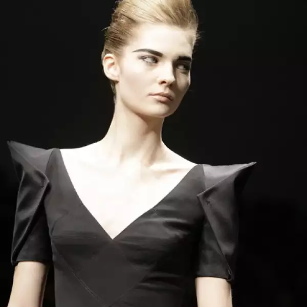 Ya sea blusa, chaqueta, saco o vestido, no puedes dejar de tener piezas con hombros que impacten.