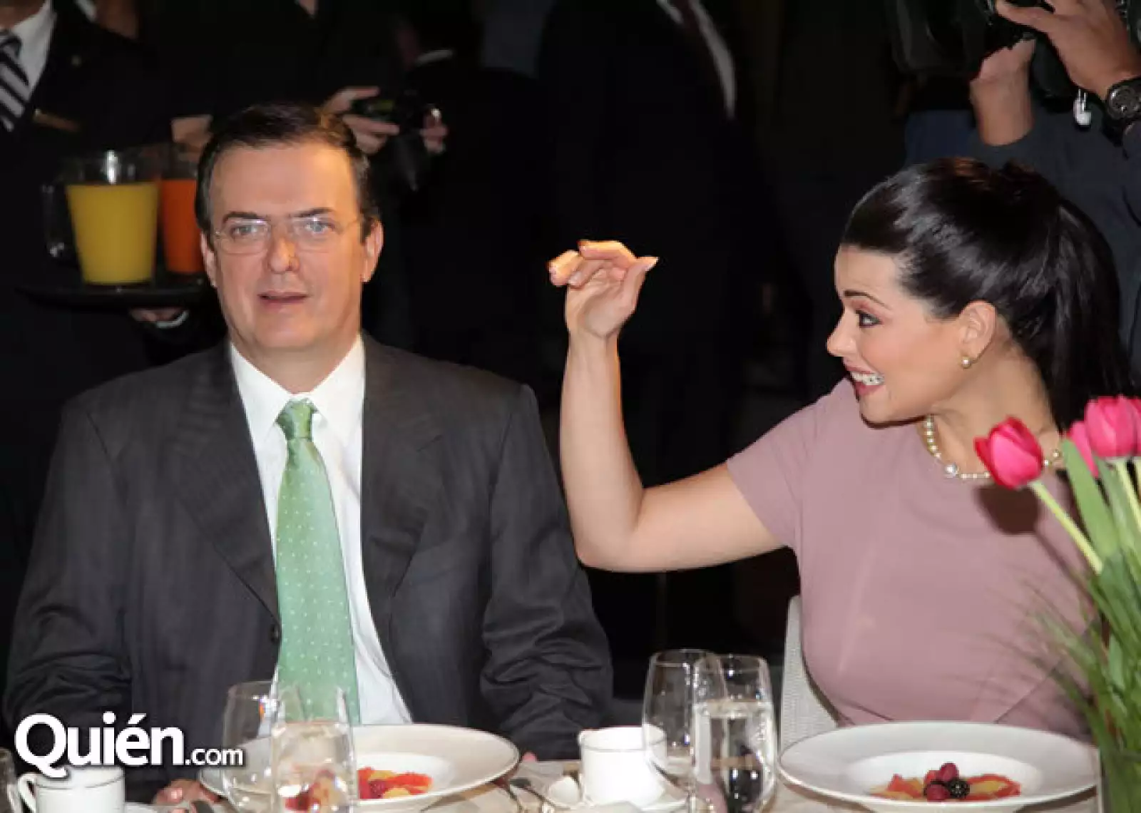 Marcelo Ebrard, Rosalinda Bueso.