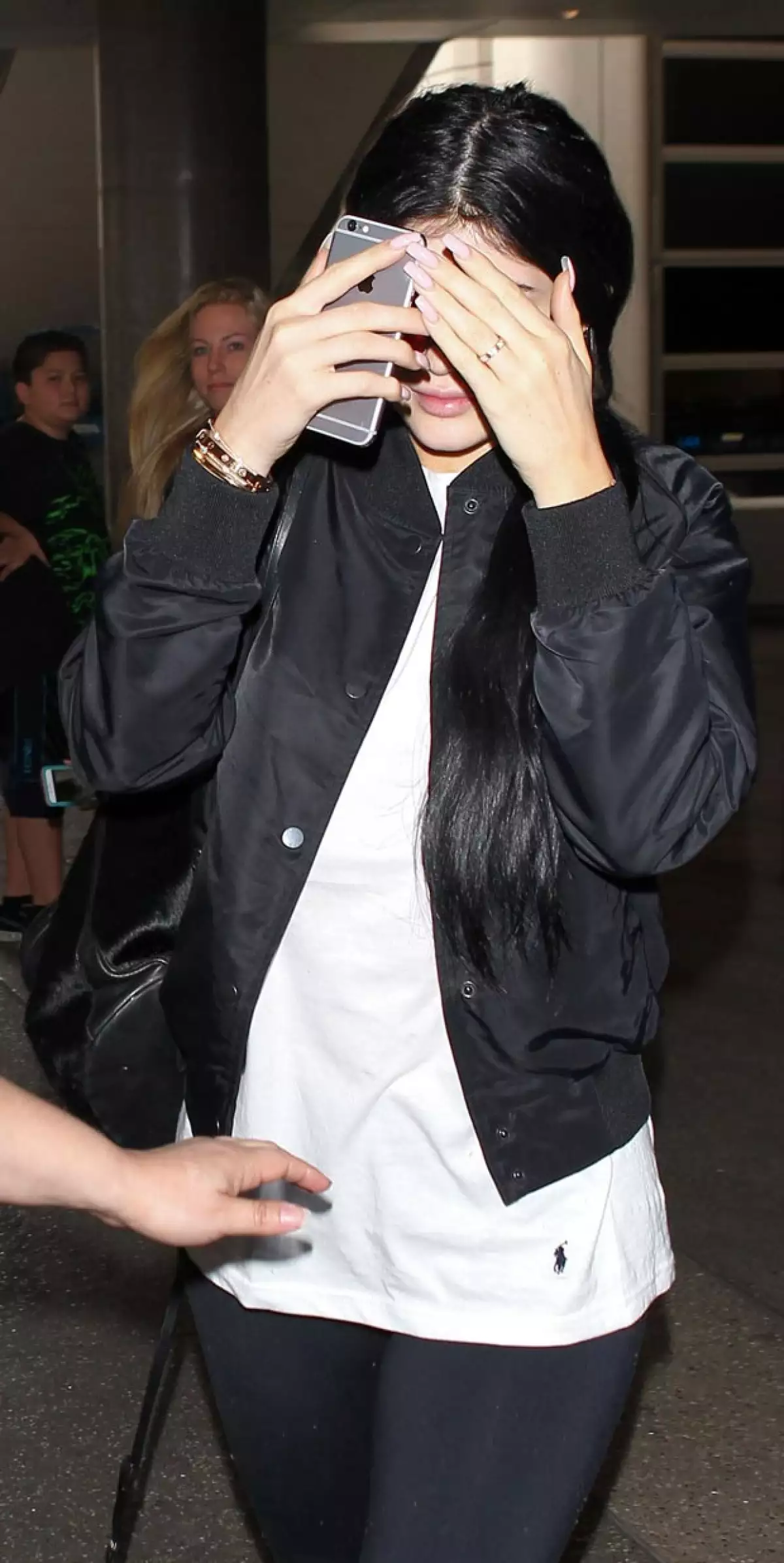 Después de su visita a pasarelas y fiestas en París en compañía del rapero Tyga, la polémica estrella regresa a Los Ángeles luciendo un anillo y con rumores de boda en puerta.