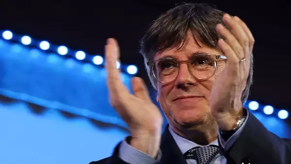 El líder separatista catalán exiliado y candidato del partido Junts Per Catalunya (Juntos por Cataluña) Carles Puigdemont aplaude el día de las elecciones regionales de Cataluña, en la ciudad francesa de Argeles-sur-Mer, Francia, el 12 de mayo de 2024.