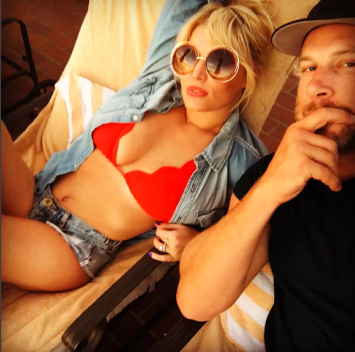 Esta fotografía compartida por Jessica misma está dando de qué hablar, especialmente por ese hotness de la mamá de dos niños, siendo su hija Maxwell la que se parezca cada día más a ella.