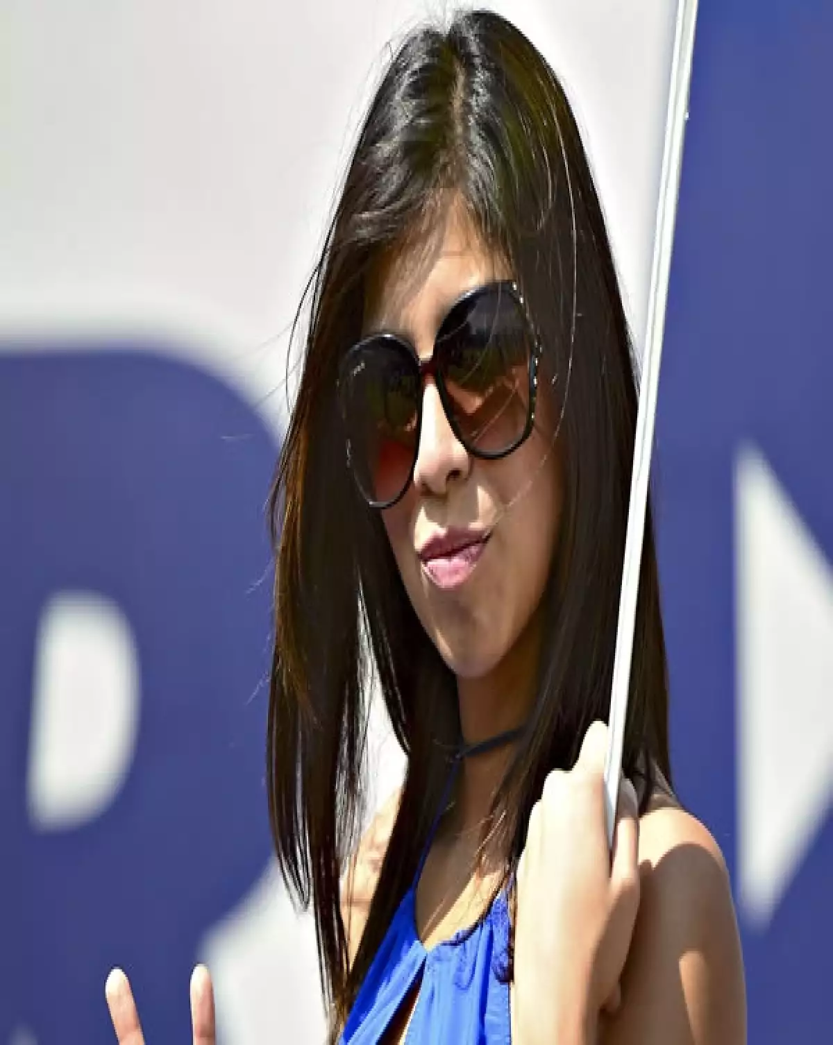 El bebé de nueve de meses lució el clásico estilo marinerito en su primer evento oficial.