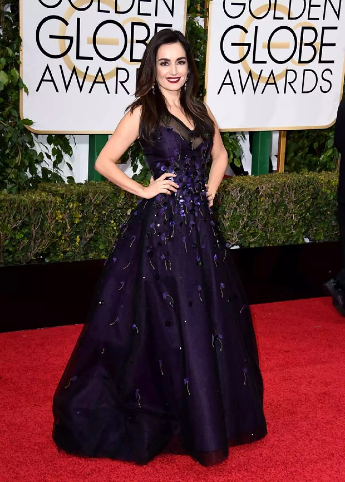 La actriz mexicana lució guapísima en un vestido Carolina Herrera.