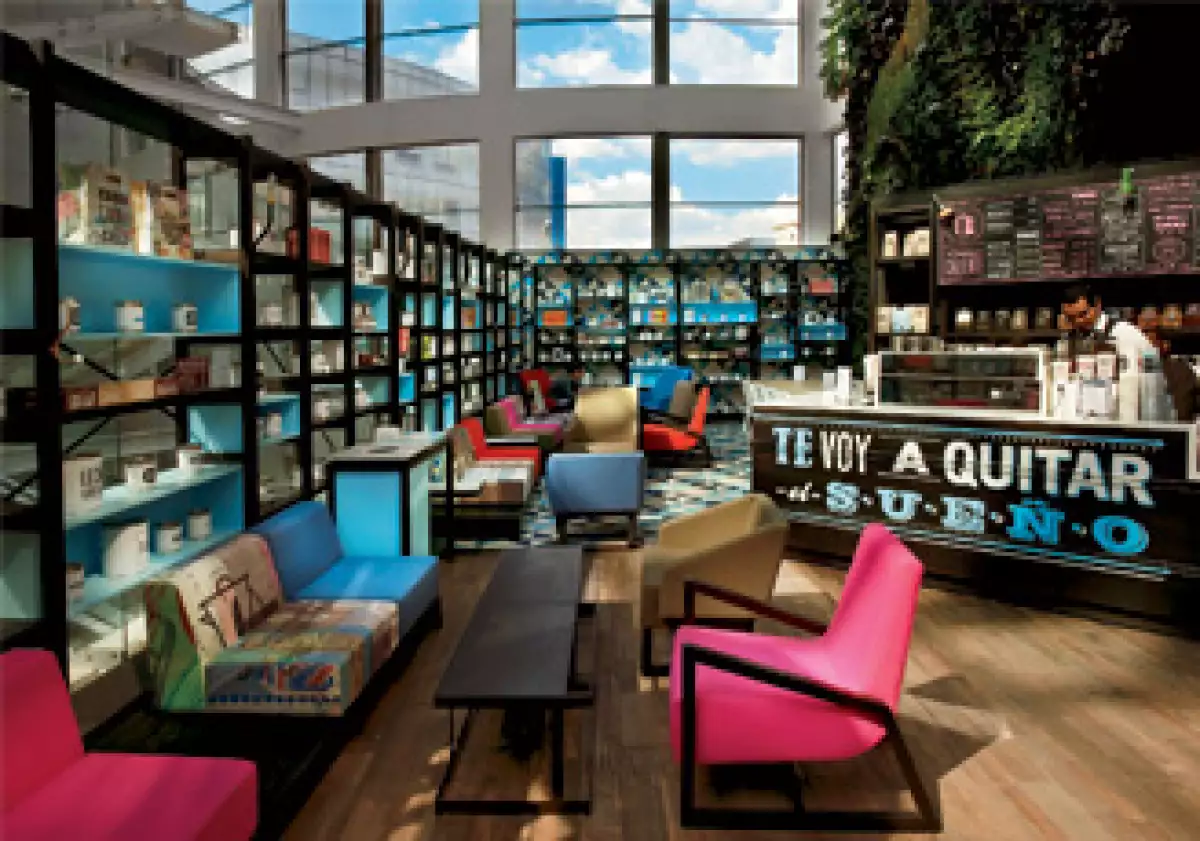 Cada unidad tiene su propia identidad, pero al mismo tiempo conserva los elementos ejes del concepto. Las gráficas e ilustraciones están hasta en los empaques. (Foto: Cortesía Cielito Café)