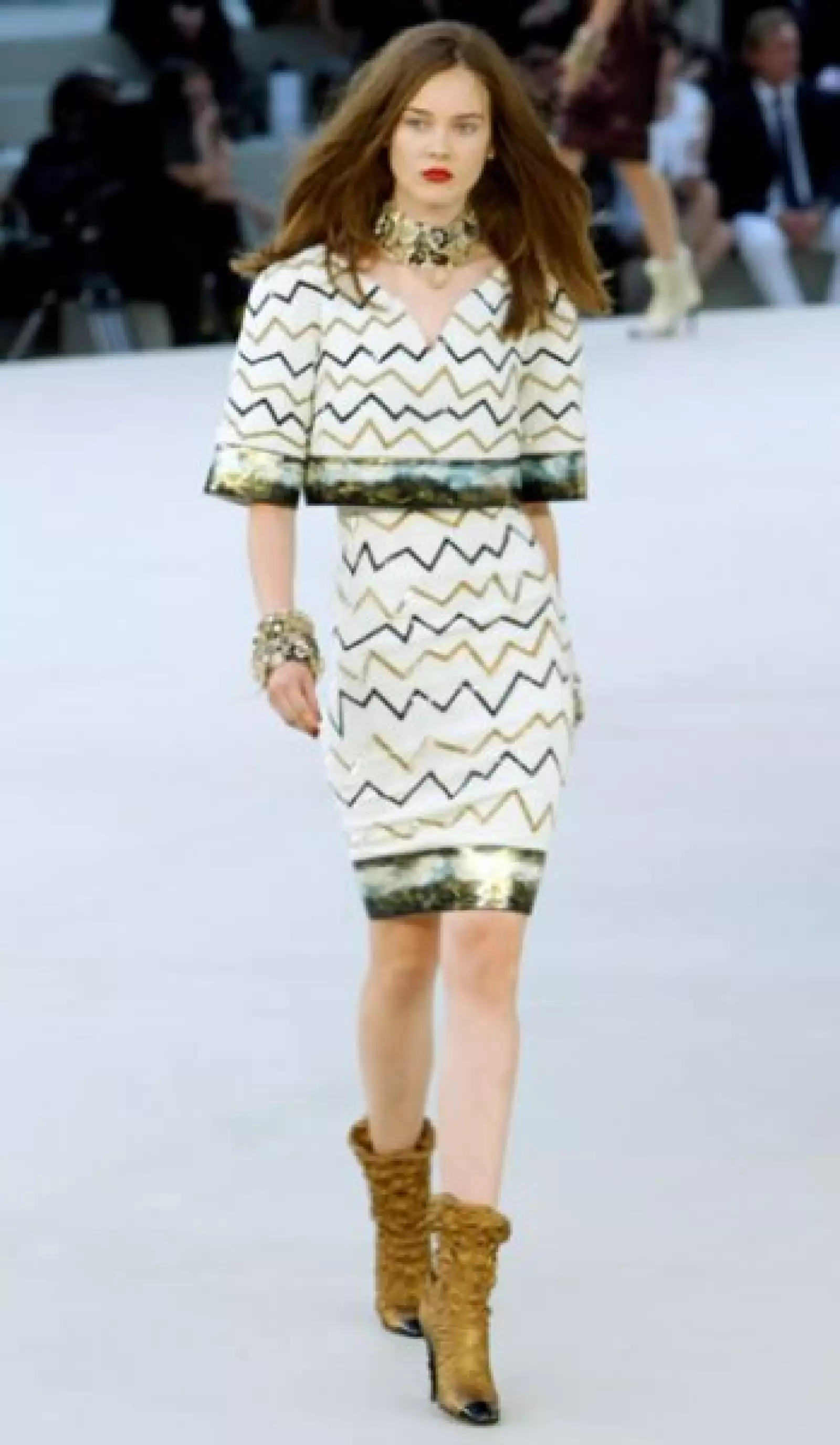 Las botas, largas y arrugadas, dominaron la pasarela. Aquí vemos un par dorado con las tradicionales puntas negras de Chanel.