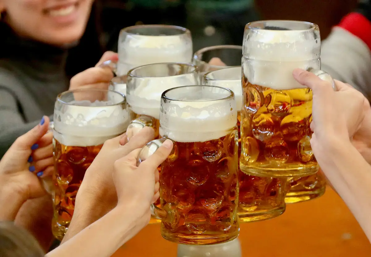 Personas bebiendo cerveza.  Foto: Alexandra Beier/Getty Images. 